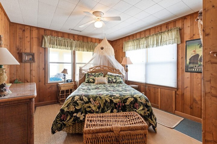 Room 4 of 18