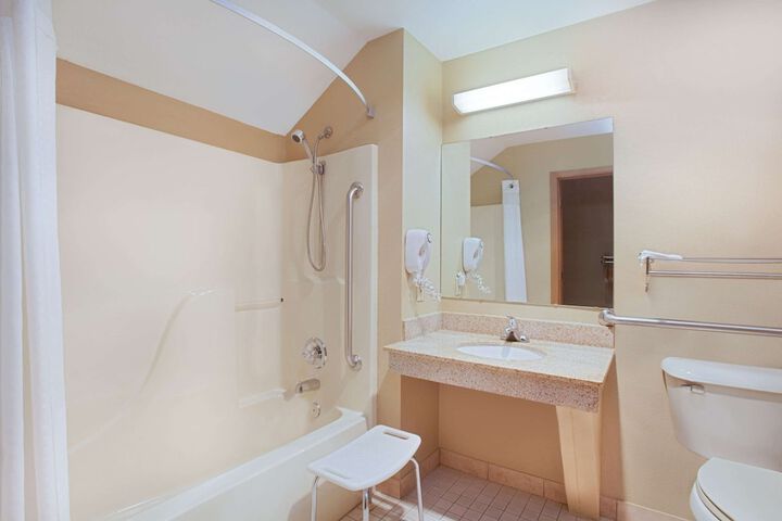 1 Queen Bed Accessible Room (10 of 10)