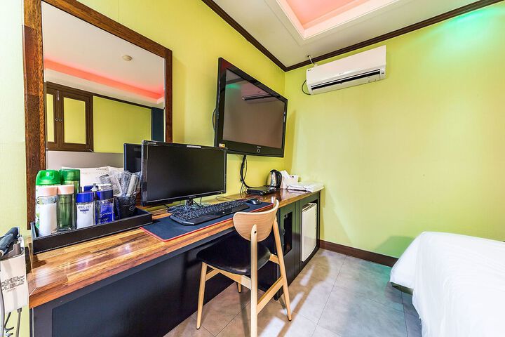 Room 62 of 75