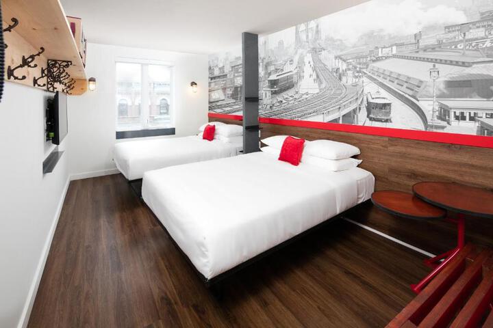 Queen Bed with Sofa (6 of 10)