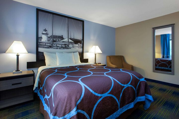 1 Queen Bed (7 of 9)