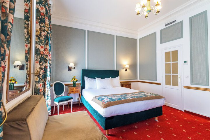 Room 32 of 60