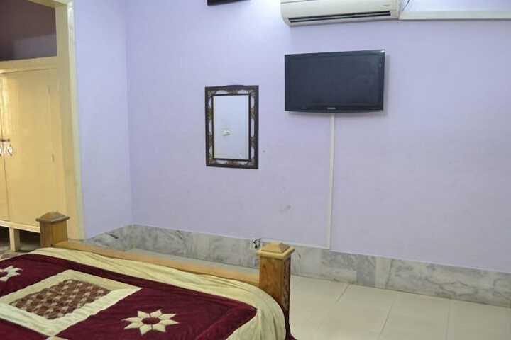 Room 10 of 12