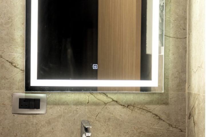 Room 11 of 18