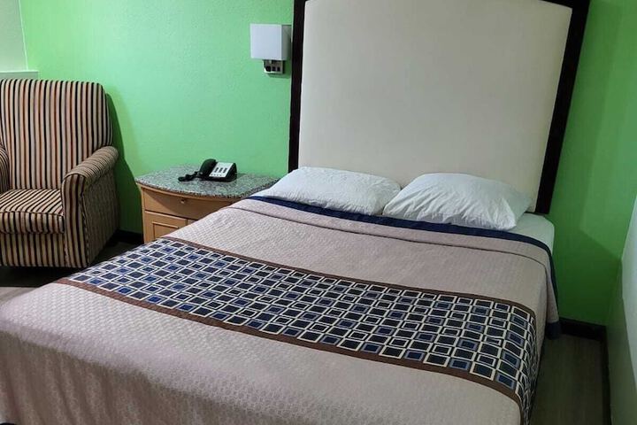 Room 12 of 18
