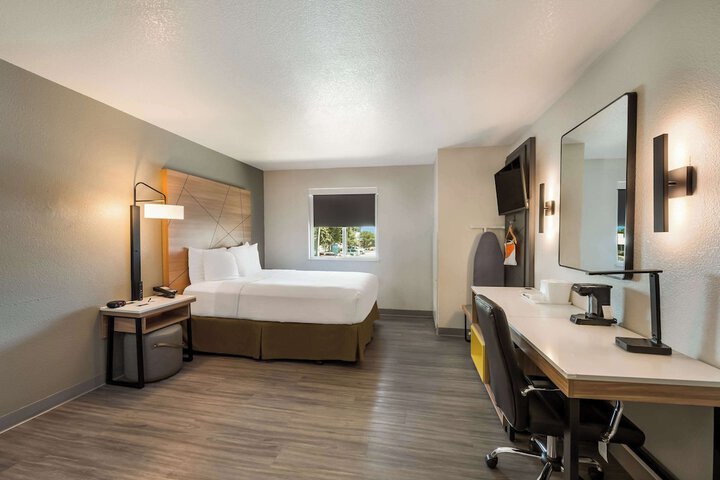 1 Queen Bed (8 of 13)
