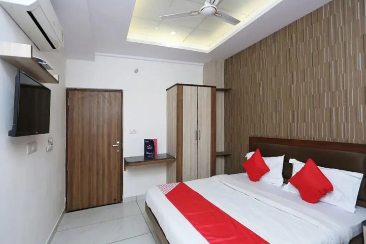 Room 3 of 9