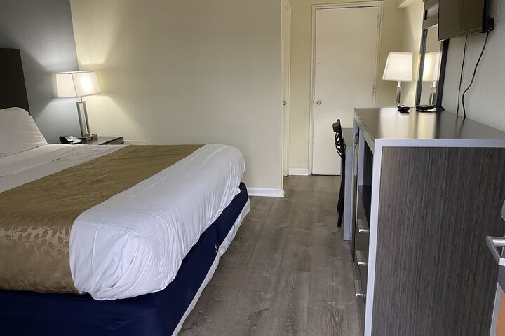 1 King Bed (2 of 23)