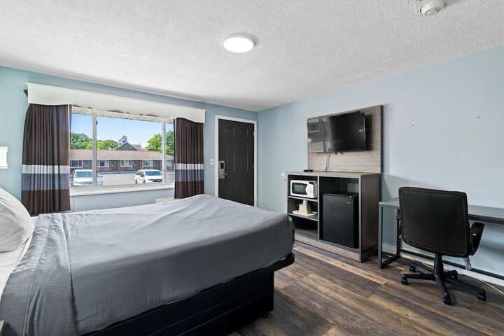 1 Queen Bed (4 of 12)