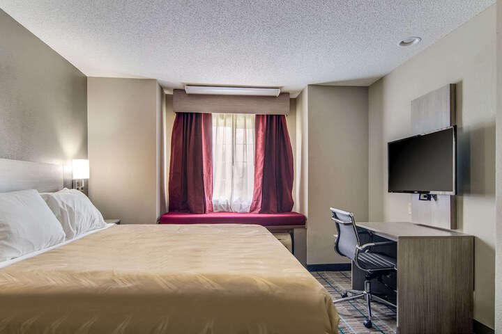 1 Queen Bed (20 of 21)