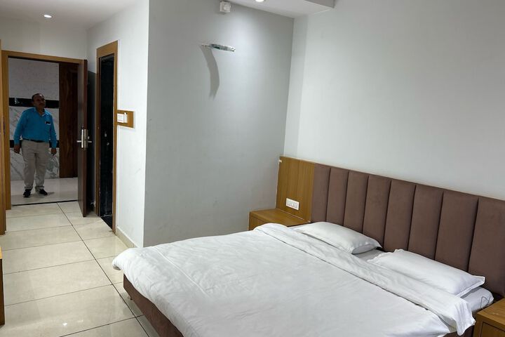 Room 34 of 108