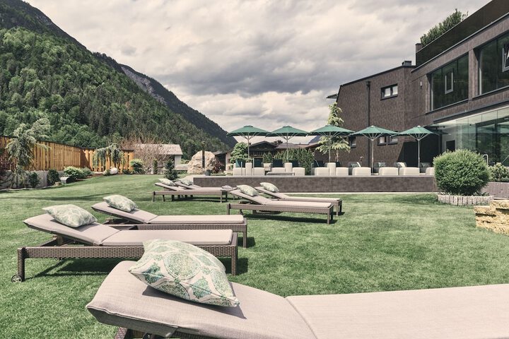 Hotel Exterior 74 of 77
