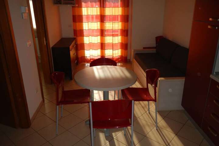 Room 6 of 9