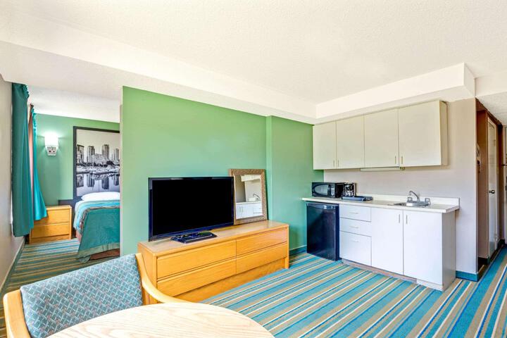 1 King Bed (8 of 10)