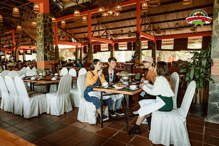 Dining 65 of 92