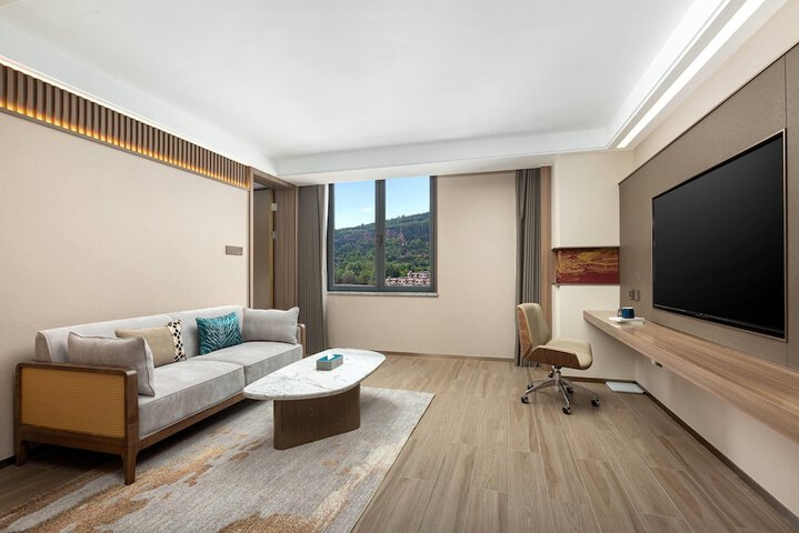 Room 5 of 18