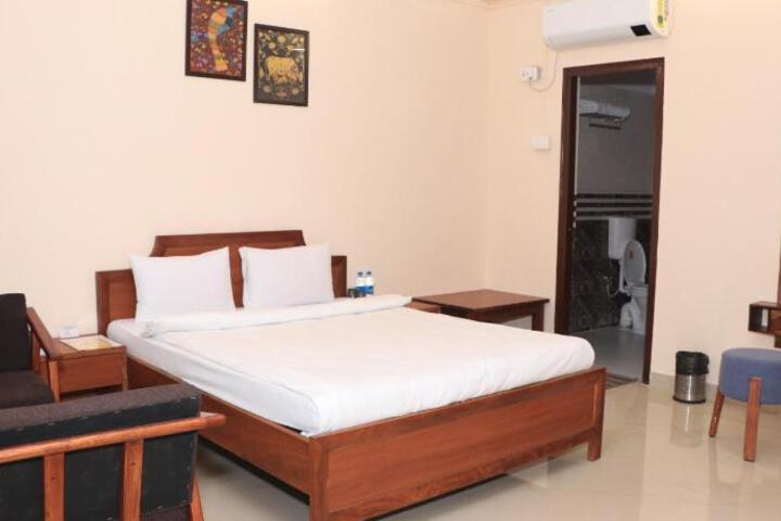 HOTEL DWARKA KUNJ