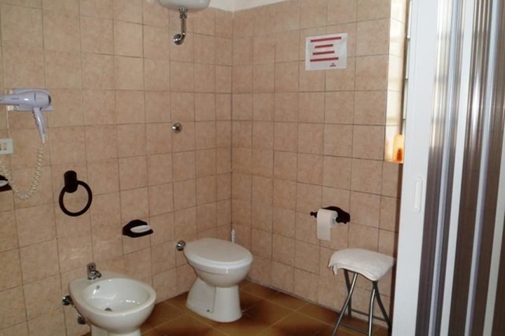 Room 15 of 38