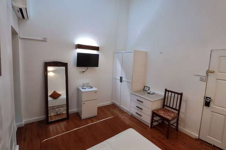 Room 6 of 16