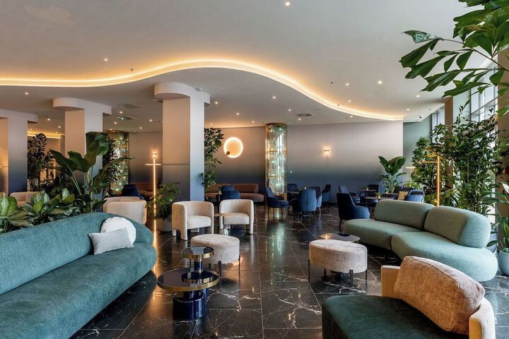 Lobby lounge