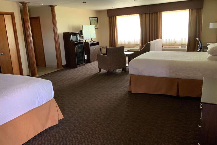 1 Queen Bed (6 of 14)