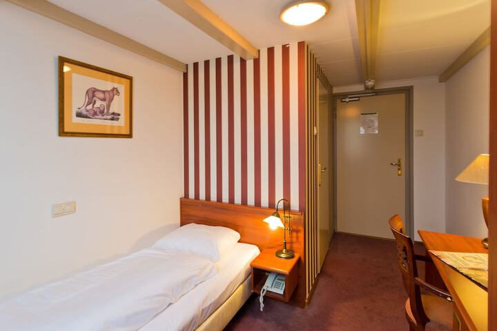 Room 3 of 47