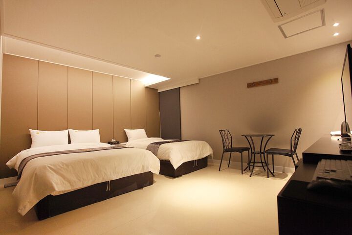 Room 53 of 83