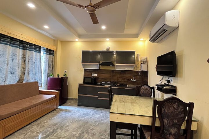 Room 4 of 7