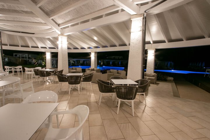 Lounge 33 of 41