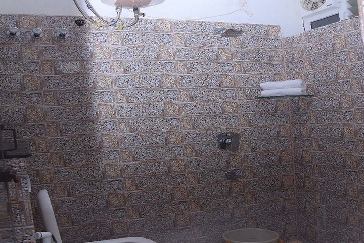 Room 13 of 16