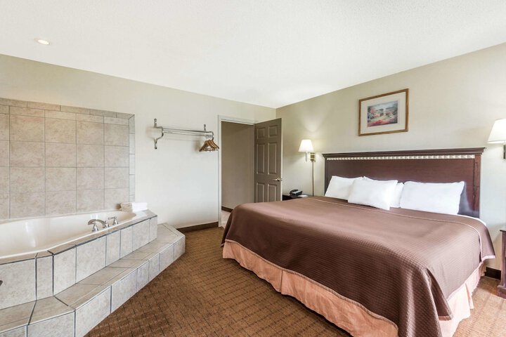 1 King Bed (8 of 8)