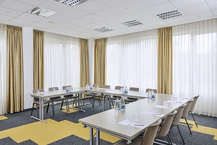 Room 6 of 28