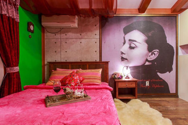 Room 6 of 32
