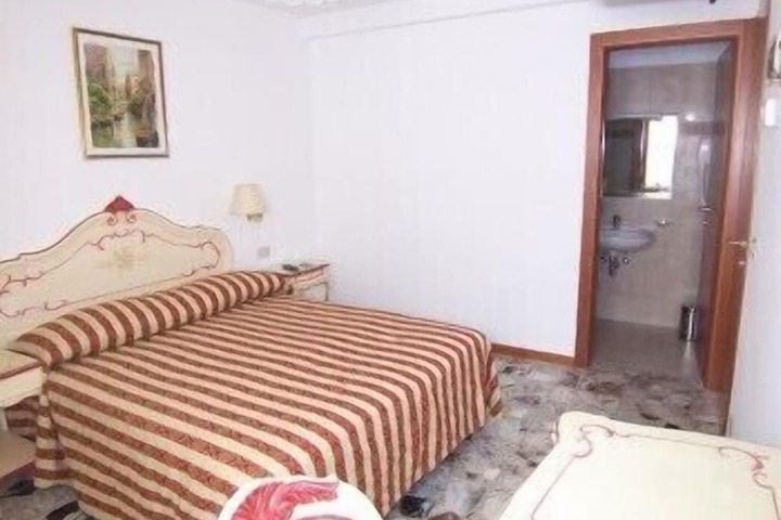 Room 10 of 25