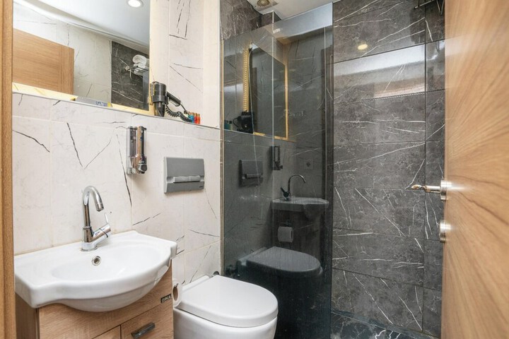 Room 10 of 13