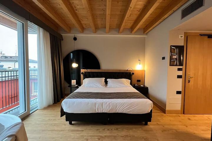Room 74 of 233