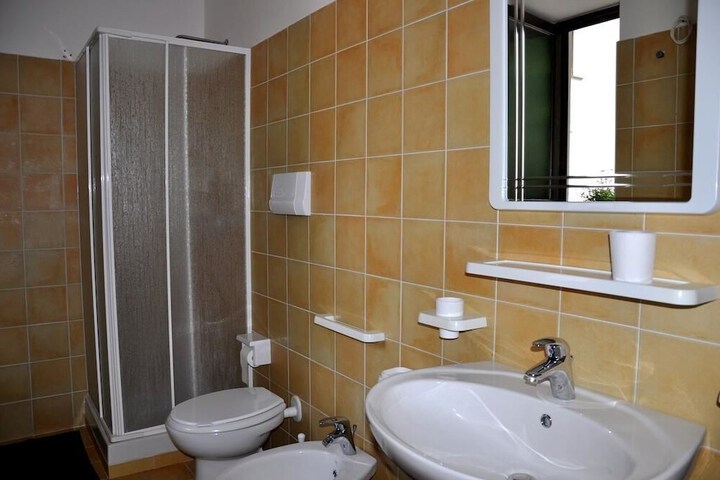 Room 5 of 33