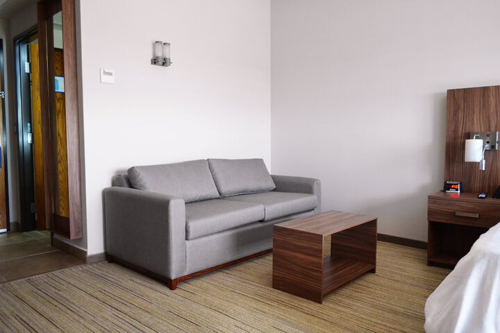 Room 28 of 87