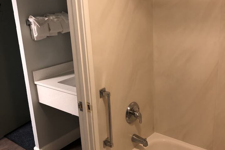 1 Queen Bed (10 of 16)