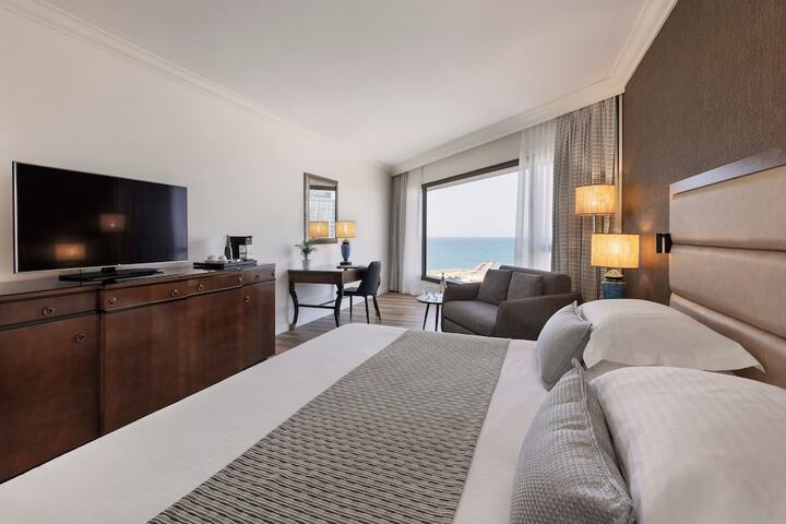 Room 44 of 168