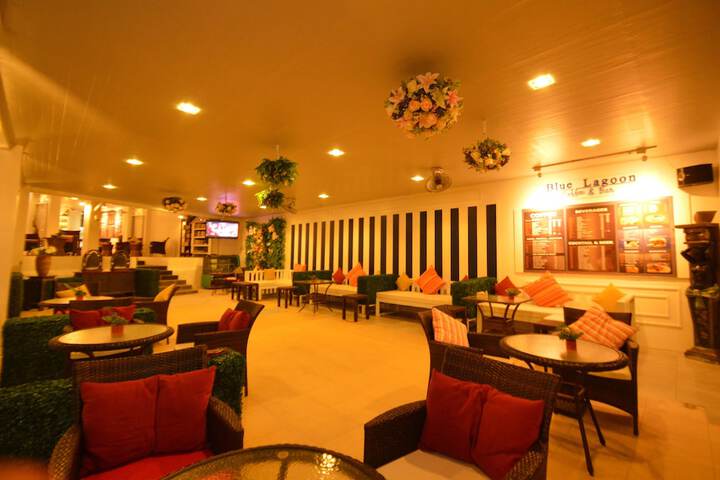 Lounge 142 of 165