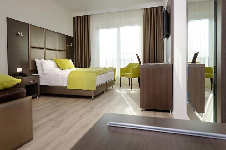 Room 12 of 32
