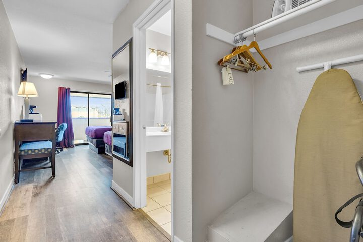 1 Queen Bed (8 of 11)