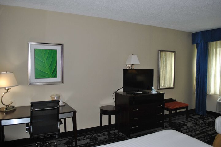 2 Double Beds Microwave and Refrigerator WiFi Full Breakfast (1 of 11)