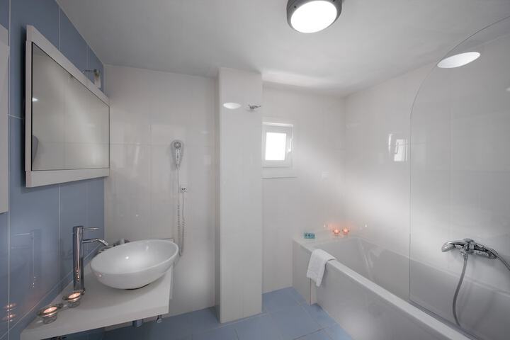 Room 16 of 35