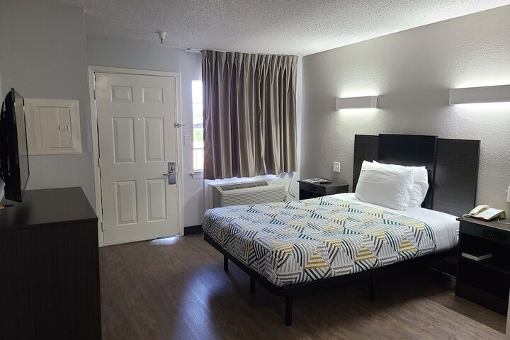 1 Queen Bed Kitchen (6 of 25)