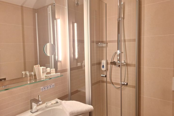 Room 28 of 90