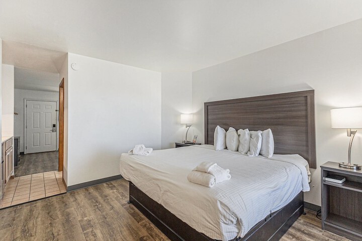 2 Bedrooms Traditional Suite King and Queen Bed Pool View Balcony (32 of 46)