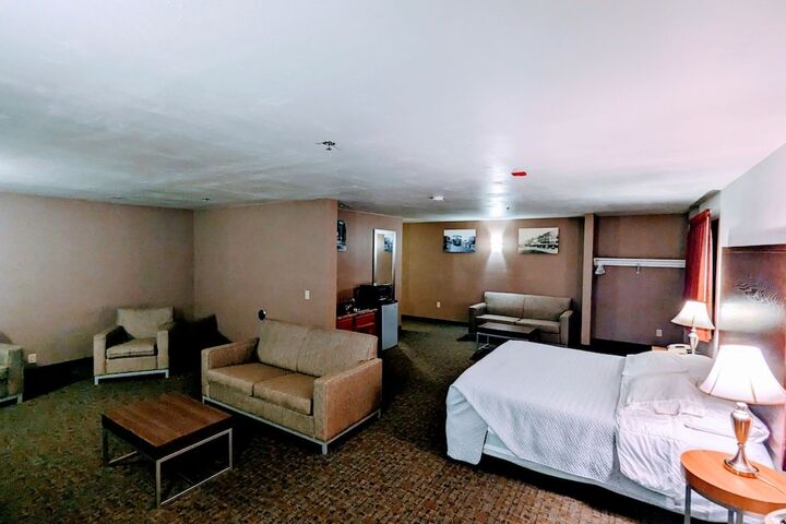 1 King Bed Suite (5 of 10)