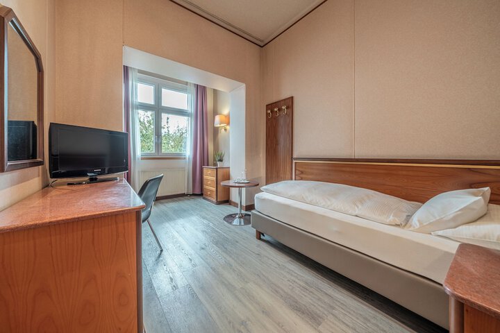 Room 37 of 104